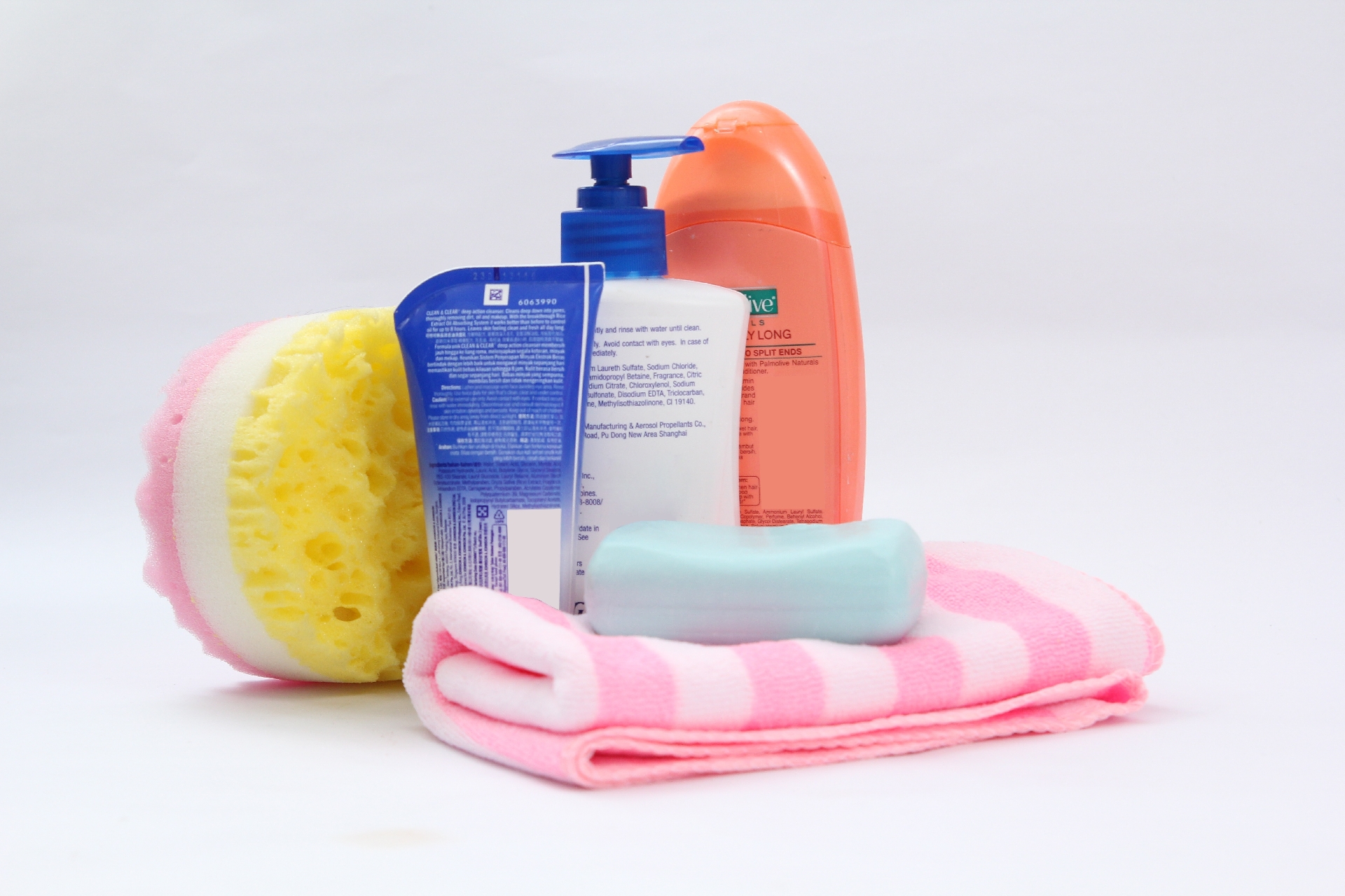 Шампунь полотенце. Принадлежности для гигиены. Гигиенические принадлежности для детей. Шампунь и мочалка. Набор для ванной мочалка.