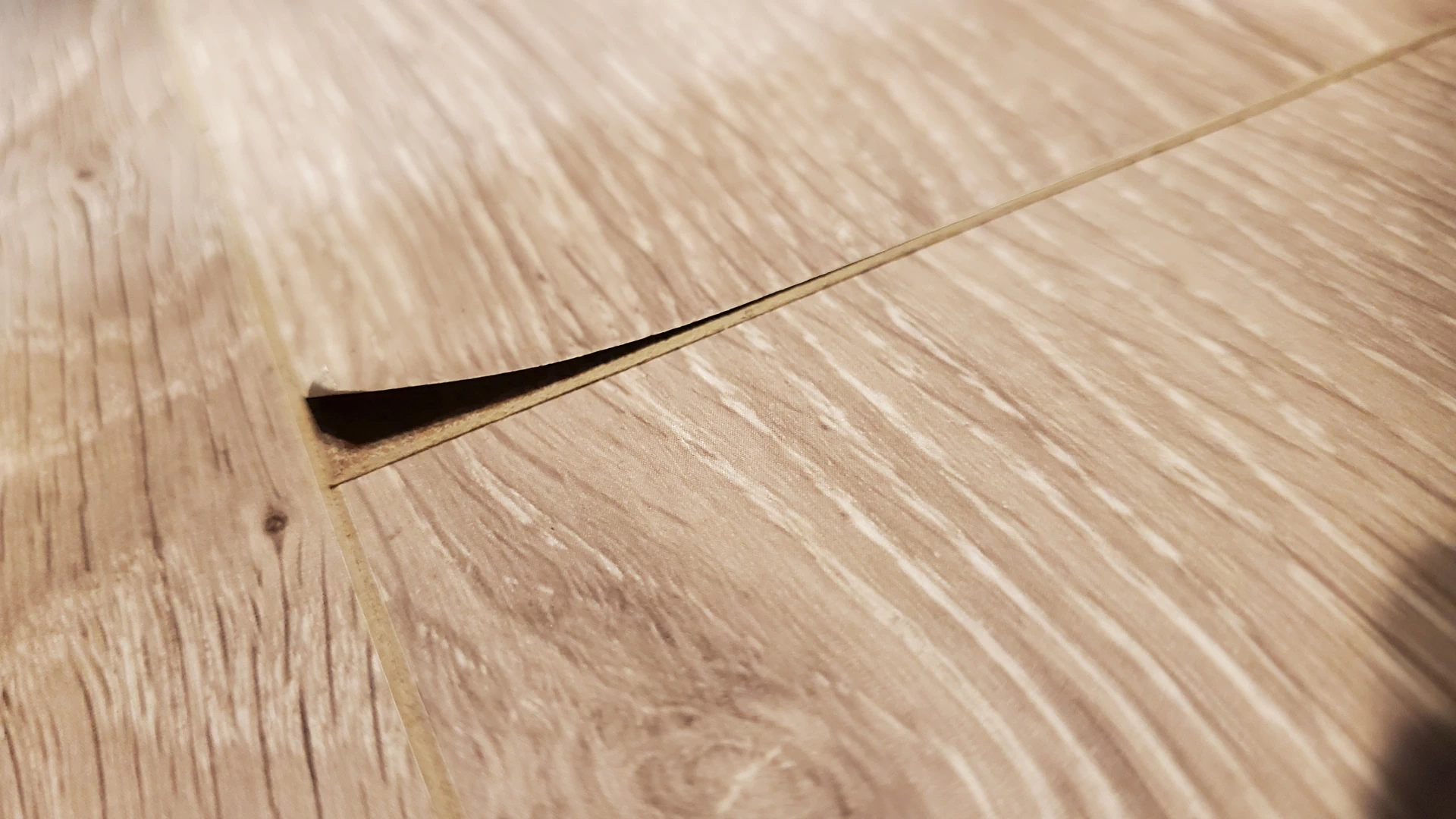 施工不良により反りが発生する場合があります