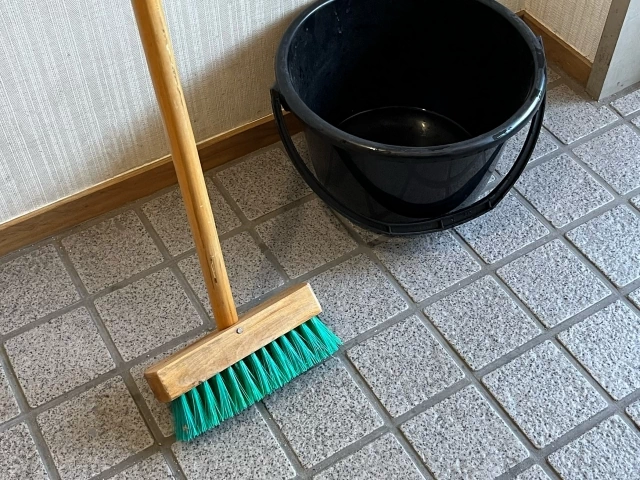 硬いブラシは避ける