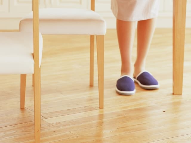 家具の移動・摩擦や椅子の引き傷による床の劣化
