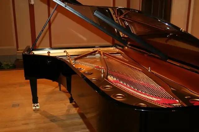 グランドピアノのような美しい艶が特徴のUVフロアコーティング