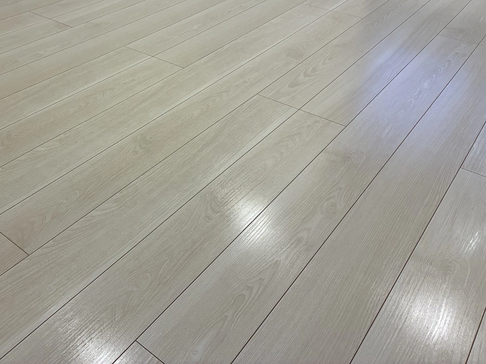 床に傷はつきものなのでコーティングするのお勧めです。