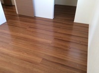 2階階段左手洋室