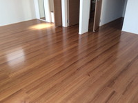 2階階段右手洋室